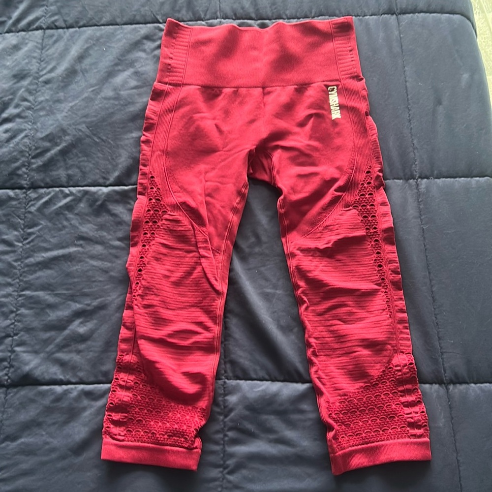 GYMSHARK Capri Workout Tights - deep cherry color